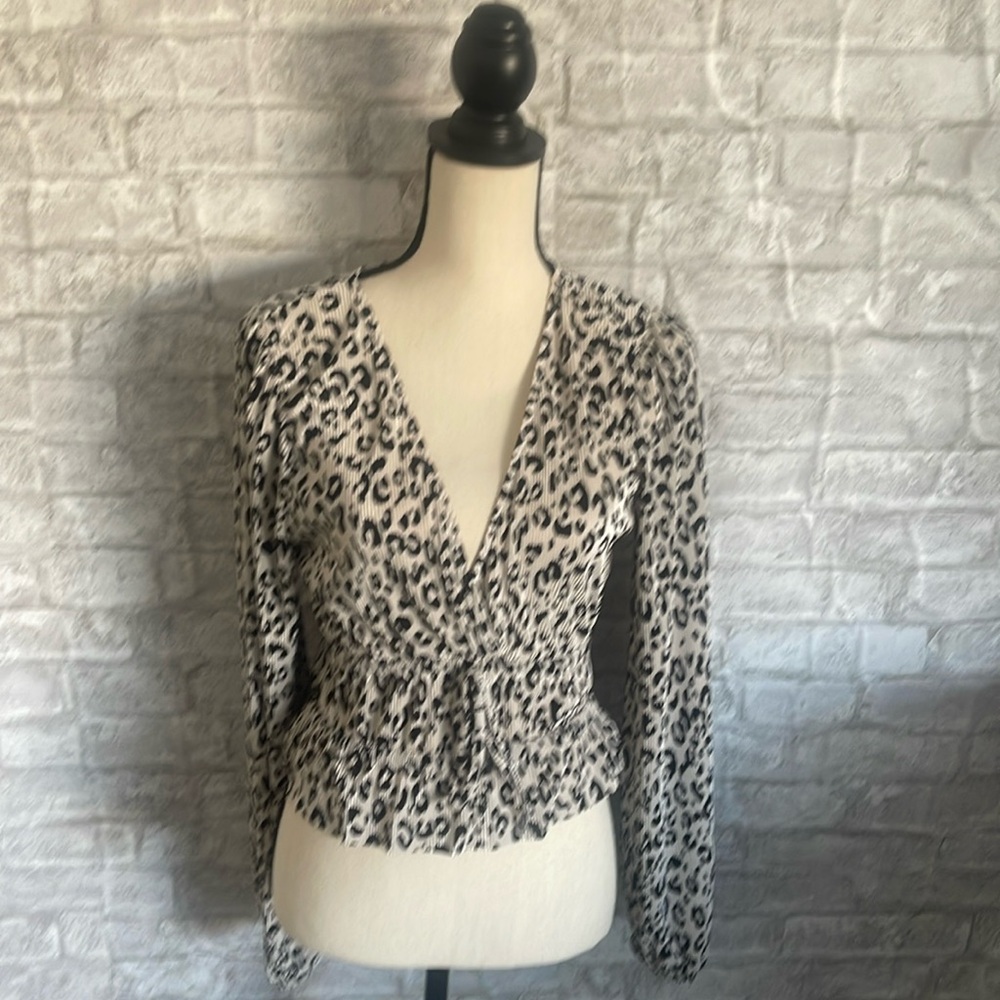 Zara Sz M Cinch Ruffle Leopard Print Plunge Deep V Blouse White Black Pleated
